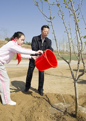 4月4日,这是张高丽同少先队员一起给树苗浇水
